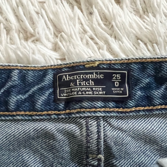 A&F • Denim mini skirt in ripped medium wash - Picture 3 of 4